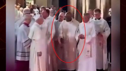 Eli havada kaldı! Papa 14. Leo Fransa ziyaretinde siyahi rahibi g&ouml;rmezden geldi