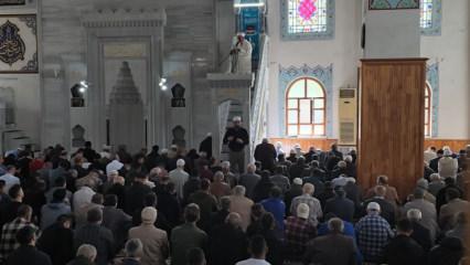 Eller konuşuyor, g&ouml;n&uuml;ller anlıyor! &Ccedil;ankırı'da hutbeyi b&ouml;yle takip ediyorlar