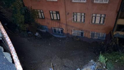 Ey&uuml;psultan'da yağış sonrası toprak kayması! 25 kişi tahliye edildi