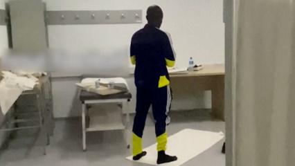 G&ouml;n&uuml;lleri fethetti! Fenerbah&ccedil;e'nin yıldızı ma&ccedil;tan sonra stadyumda namaz kıldı