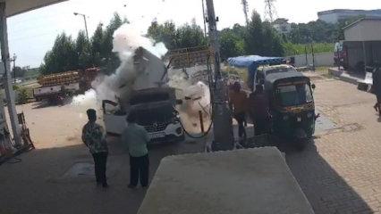  Hindistan'da dolum yapan CNG'li ara&ccedil; patladı: 2 yaralı