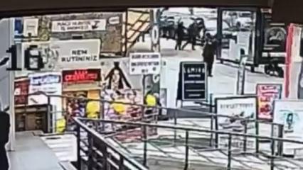 Kadık&ouml;y'de inşaatın dış koruma kaplamasının yayaların &uuml;zerine devrildi! Dehşet kamerada