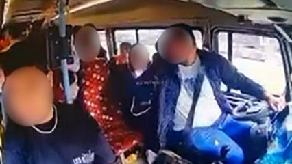 Minib&uuml;s şof&ouml;r&uuml;, yolcularla konuşurken kaza yaptı