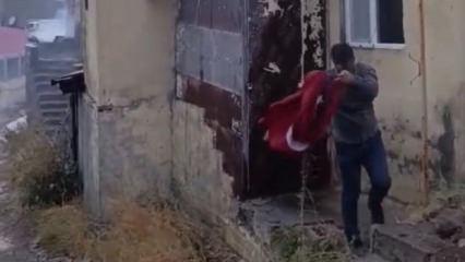 Okul yangınında y&uuml;rekleri ısıtan g&ouml;r&uuml;nt&uuml;: T&uuml;rk bayrağını b&ouml;yle korudu