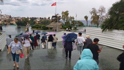 Sağanak yağış turistleri durduramadı: Antalya&rsquo;da geziler şemsiyeli devam etti