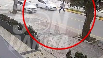 Sakarya'da feci kaza anı kamerada: Otomobilin &ccedil;arptığı yaya metrelerce havaya fırladı