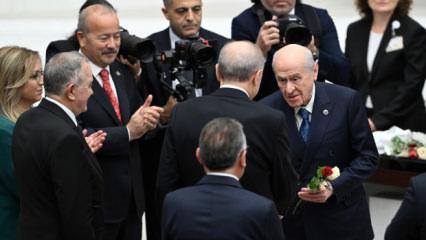 Meclis'te Erdoğan'a s&uuml;rpriz jest: Bah&ccedil;eli'den kırmızı-beyaz g&uuml;ller 