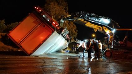 Tır, kırmızı ışıkta bekleyen otomobile &ccedil;arptı, durağa devrildi: 2 kişi feci şekilde &ouml;ld&uuml;