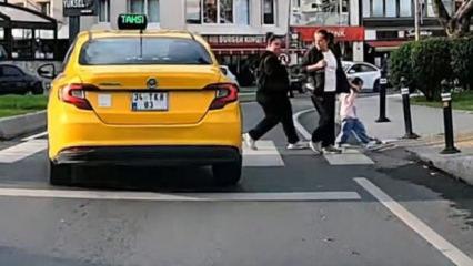 Trafikte taksi ter&ouml;r&uuml; kamerada: Yaya ge&ccedil;idindeki &ccedil;ocuğu bile hi&ccedil;e saydı