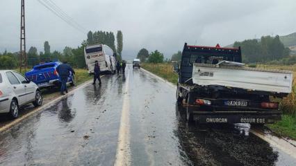 Yolcu otob&uuml;s&uuml;, kamyonete &ccedil;arptı: Yaralılar var