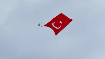 G&ouml;ky&uuml;z&uuml;nde tarihi rekor: TSK&rsquo;dan 3 bin 37 metrekarelik T&uuml;rk bayrağı ile atlayış!