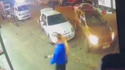 81'lik s&uuml;r&uuml;c&uuml; park edecekken aracıyla markete girdi: Kaldırımdaki yaya kıl payı kurtuldu