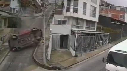 Kontrolden &ccedil;ıkan otomobil dik yokuştan yuvarlandı