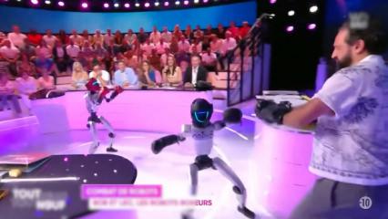 Canlı yayında insansı robotlar neye uğradığını şaşırdı.