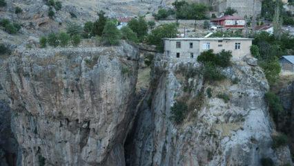 Farklı kayalar &uuml;zerindeki evi g&ouml;renler bir daha bakıyor!