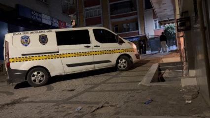 Bağcılar'da caddede y&uuml;r&uuml;yen gen&ccedil;lere silahlı saldırı: &Ouml;l&uuml; ve yaralı var