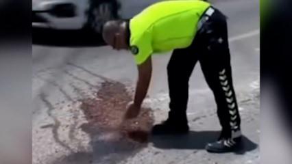 Bakan &Ccedil;ift&ccedil;i&rsquo;den avu&ccedil; avu&ccedil; toprak taşıyan polise teşekk&uuml;r: 'İyi ki varsınız'