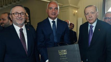 Bakan Ersoy, Bursev&icirc;'nin el yazması dev tefsirini Cumhurbaşkanı Erdoğan'a sundu