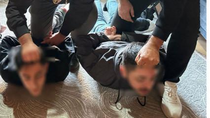 Bayrampaşa'da g&uuml;peg&uuml;nd&uuml;z soygun! Aracın &ouml;n&uuml;n kesip 7 kilogram altın &ccedil;aldılar 