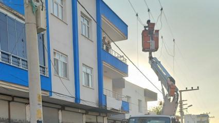 &Ccedil;atı sacı elektrik teline değdi: Akıma kapılan usta &ouml;ld&uuml;, 2 &ccedil;ırak ağır yaralı