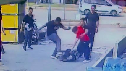 Adana'da akran zorbalığı kamerada: Sokak ortasında tekme tokat d&ouml;v&uuml;p s&uuml;r&uuml;klediler