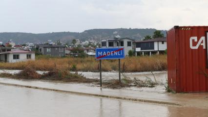 Hatay'da sağanak ve dolu etkili oldu! Ev ve iş yerlerini su bastı