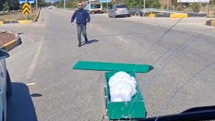 Isparta'da seyir halindeki cenaze nakil aracından yola tabut d&uuml;şt&uuml;