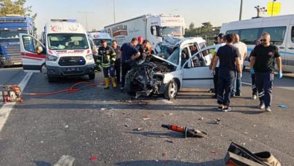 Mersin'de hafif ticari ara&ccedil; TIR'a arkadan &ccedil;arptı; 2 &ouml;l&uuml;, 1 yaralı