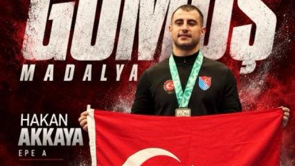 Milli sporcudan g&uuml;m&uuml;ş madalya!