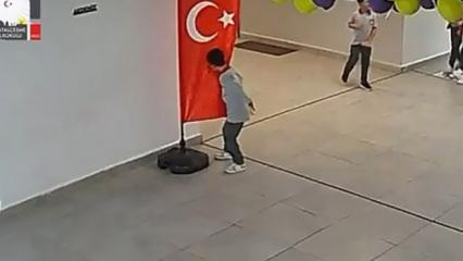 Minik y&uuml;rekte kocaman vatan sevgisi: Oyunu bırakıp T&uuml;rk bayrağını b&ouml;yle &ouml;pt&uuml;