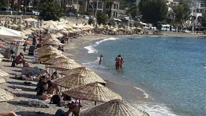 Turistler sonbaharı dinlemedi! Bodrum&rsquo;da serin suların keyfini &ccedil;ıkardılar