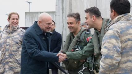 T&uuml;rk F-16 pilotları &uuml;lkede g&uuml;ndem oldu! Savunma bakanı &uuml;sse gidip bizzat teşekk&uuml;r etti