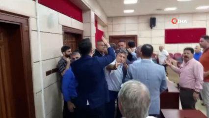 Y&uuml;reğir Belediye Meclisi'nde "satılık" tartışması: CHP'li meclis &uuml;yeleri birbirine girdi