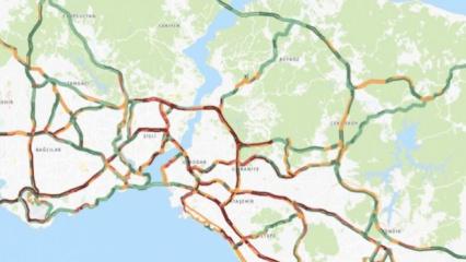 Yağmur bastırdı, yollar fel&ccedil; oldu: İstanbul&rsquo;da trafik y&uuml;zde 90'a dayandı!