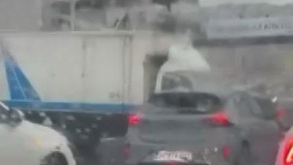 İstanbul'da kamyonet metrob&uuml;s bariyerine &ccedil;arptı! 