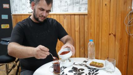 Acı tutkusu duyanları şaşkına &ccedil;eviriyor: &Ccedil;ayına bile pul biber katıyor