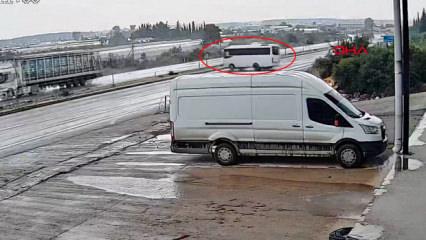 Antalya'da 17 kişinin yaralandığı midib&uuml;s kazası kamerada