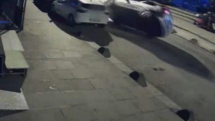 Arnavutk&ouml;y'de otomobil, park halindeki araca &ccedil;arpıp yan yattı