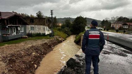 Bartın'da 15 saatte 14 sel, 12 &ccedil;atı u&ccedil;ması ihbarı yapıldı