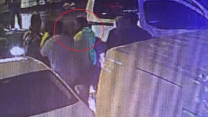 Bursa'da park halindeki araca &ccedil;arptı, ihbara gelen polise kafa attı! O anlar kamerada 