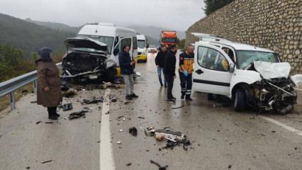 Bursa'da yolcu minib&uuml;s&uuml; ile otomobil &ccedil;arpıştı: 1 kişi &ouml;ld&uuml;, 10 kişi yaralandı