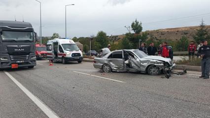 D&uuml;ğ&uuml;n yolunda kaza: 1 &ouml;l&uuml;, 4 yaralı