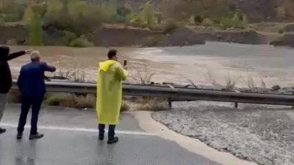 İki ili birbirine bağlayan kara yolunda sel! &Ccedil;ok sayıda ekip b&ouml;lgede