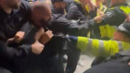 İngiliz polisinden Fenerbah&ccedil;elilere orantısız g&uuml;&ccedil;! 1 taraftarın burnu kırıldı