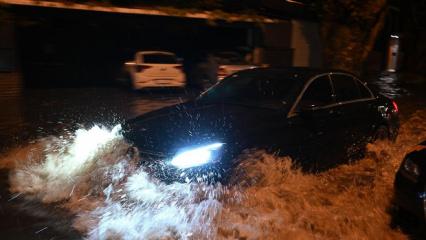 İstanbul'da ara&ccedil;lar sele kapıldı! Mağdurlar ne yapacak? Kaskosu olmayanlar dikkat