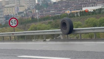 İstanbul'da tırdan kopan lastik trafikte tehlike sa&ccedil;tı