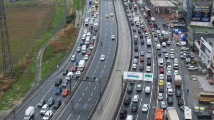 İstanbul&rsquo;da trafik kilit: S&uuml;r&uuml;c&uuml;ler ilerlemekte g&uuml;&ccedil;l&uuml;k &ccedil;ekti