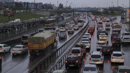 İstanbul'da yağmur trafiği vurdu! Yoğunluk y&uuml;zde 76'ya ulaştı