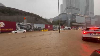 İstanbul'u sel aldı! Okullar tatil edildi, trafik fel&ccedil; oldu!