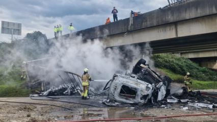 K&ouml;pr&uuml;den u&ccedil;an TIR yandı, şof&ouml;r&uuml; son anda kurtuldu